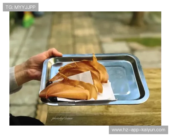 哈兰德社媒晒出漫步街头体验中华美食烧腊照片，队友调侃引热议